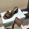 Saltos altos de nível superior da Designer P, sandálias originais de couro genuíno importadas da Itália, com salto de 6,5 cm de altura para sapatos femininos e sapatos de fábrica 1:1 Chinelos de luxo