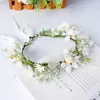 フェスティバルリース、花嫁の頭飾り、白い小さなデイジー、新鮮な緑の葉のレースアップヘアアクセサリー、花嫁介添人ヘッドドレス、ヘアフープHH-0031-A