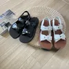 2023 printemps nouvelles sandales plates femmes décontracté à l'extérieur porter des chaussures de plage Alphabet palmé Velcro fée chaussures
