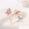 Szpilki broszki modne kwiat wykwintny kors dla kobiet w stylu vintage roślina perłowa biżuteria metalowe metalowe odznaki odznaki prezent upuszcza Dhblp