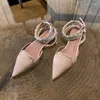 Sandaler Silk Satin Rhinestone Pointy Toe Flat Shoes Sexiga remmar Slingback Buckles lågklackade romerska ljusa