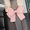 Nya 1st Söt bowknot justerbar bilsäkerhetsbälte klipp fordon universella säkerhetsbälten hållare stoppare spänne bilbedömning för kvinnor