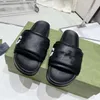 Ny ankomst designer gummi tofflor män kvinnor flip flops sommar sandal strand platt plattform glidbrev mönster hem mode skor randig toffel slumpmässig gåva 05