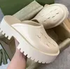 2023 Luxury Brand Designer Women Platform Perforated Sandals Slippers Made of Transparenta Material Fashionabla Sexy Lovely Sunny Beach Woman Shoes Storlek 35-42