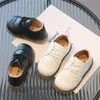 Nya dagispojkar och flickor läder casual skor fjäder och sommarbarn barn anti slip bekväma platt botten läderskor