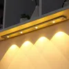 ナイトライトUSB LEDライトモーションセンサーキッチンキャビネット用ワイヤレスランプベッドルームワードローブ屋内充電式階段バックライト