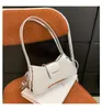 Luxury Silver Evening Bag New Women Bag Nisch Design Armpit Bag High End och Minimalist Stick Fashionable Shoulder Diagonal Crossbody Bags