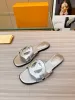 2023 مصمم كلاسيكي Slippers Women's Sandals Beach أحدث صناديق قسطية غير رسمية وحقيبة غبار