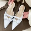 Sandały Gold Bow 7328 Winted Half Kappers Kobiety noszą 2024 Baotou Flat Buty latem