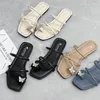 Sandálias Femininas Verão 2023 Moda Sapatos Externo Porta para Casa Desgaste de Banda Estreita Chinelos Planos Plus Size 43 Zapatillas Muje