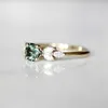 Band Ringen Klassieke Gouden Kleuren Emerald Ring voor Vrouwen Prachtige Metalen Ingelegde Stenen Bloem Verloving Bruiloft Sieraden