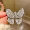 Broches 2023 Corea elegante Diamante de imitación cristal mariposa pecho alfileres aleación accesorios moda mujer apretado corsé joyería regalos G230529