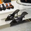 Designer Sandalen Dames Halfhak Slippers Leer Mode Puntige Open Teen Magere Hak Sandalen Eenvoudige Sexy Banket Schoenen Bruiloft Hakken