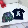 Tasarımcı Bebek Giysileri Seti T-Shirt Şort Toddler Sıradan Giyim Çocukları Terzi Çocuklar Erkek Çocuk Karikatür 2 PCS SET AAA DHGATE