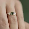 Band Ringen Klassieke Gouden Kleuren Emerald Ring voor Vrouwen Prachtige Metalen Ingelegde Stenen Bloem Verloving Bruiloft Sieraden