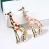 Broches femininos de girafa de cor dourada bonitos e coloridos para animais, joias de moda, broches requintados para crianças