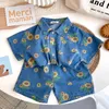 Ensembles de vêtements 2023 Ensemble de chemise en jean pour enfants d'été Chemise à manches courtes pour garçons et filles et imprimé marguerite à manches courtes Ensemble de deux pièces pour enfants Coupe ample décontractée