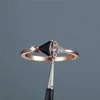 Band Ringen Schattig Vrouwelijke Black Crystal Ring Charm Rose Goud Dunne Bruiloft Voor Vrouwen Kleine Bruids Driehoek Engagement