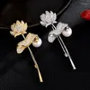 Broschen 2023 Luxus Zirkonia Lotus Für Frauen Mit Perle Kupfer Schmuck Brosche Pin Kleid Broche Femme Bijoux De Luxe