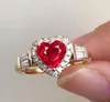 Pierścienie zespołowe żeńska Big Blue Red Crystal Crystal Pierścień Charm Żółty Złoty Kolor Wedding dla kobiet Luksusowa Bride Cyrkon Reagement