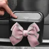 Ny söt Bowknot Car Trash Bin Hanging Vehicle Garbage Dust Case Storage Box Pressing Type Trash Can Auto Car Interiör Tillbehör