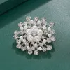 Pins broszki Weimanjingdian marka wysokiej jakości srebrna srebrna symulowana dekoracja kwiatów perłowych dla kobiet lub bukiety ślubne G230529