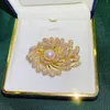 Pins Broschen Damenmode Kristall Perle Blume Damen Luxus Goldfarbe Zirkon Legierung Pflanze Runde Brosche Sicherheitsnadel G230529