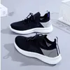 Summerkvinnor kör avslappnad 2023 Shoes Sneakers mode Summer Mesh Breattable Soft Sole Black Blue Shoes All-Match Tenis Shoes Mesh Outdoor Shoes