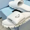 Designer Luxury Sandaler Damtofflor Slide Metalltriangellogotyp 2 cm gummisula Slides Svart Vit Pool Dam Casual Sandal