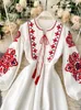 Podstawowe sukienki swobodne kobiety jesienne sukienki czeskie haftowe kwiat O-drewna Latarnia Rękaw wysoką talię sukienkę z pletem All-Match żeńska samica PL393 230531