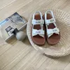 2023 printemps nouvelles sandales plates femmes décontracté à l'extérieur porter des chaussures de plage Alphabet palmé Velcro fée chaussures