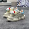 Designer kvinnor män casual skor broderi sneaker fluff övre gummisula bekväma låga topp sneakers storlek 35-44