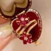 Pierścienie zespołowe delikatne kwiatowe rubinowe pierścień żeński znaczek pełen diamentów na przyjęcie urodzinowe prezent urodzinowy