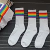 Calzini atletici con fondo in spugna di media lunghezza a righe arcobaleno. Deodorante che assorbe il sudore