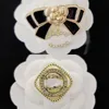 Groothandel kanaalontwerper broche correct letters mode beroemde brief broches crystal pearl charme luxe paren strass pin sieraden accessoires