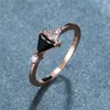 Anelli a fascia Carino anello femminile in cristallo nero con fascino in oro rosa, matrimonio sottile per le donne, piccolo triangolo da sposa, fidanzamento