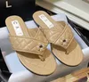 Paris Designer feminino Flippers de moda Moda Luxury Sapatos de couro de borracha de borracha Sandals Sandals Summer Summer praia