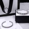 70% rabatt designer smycken armband halsband tillbehör fyrkantigt ihåligt par ring antik snidat mönster armband