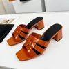 Luxe Designer Dames Sandaal Slippers 2023 Zomer Nieuwe Veelzijdige Mid Heel Open Teen Dikke Hak Leren Slippers Dragen Strand Dames Schoenen Buiten Maten 35-43+box