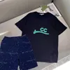 Bebek giysileri çocuk tasarımcısı set çocuk setleri yürümeye başlayan çocuk 2-12 yaş kız çocuk tişörtünü 2023 yaz şortlu mektuplarla kollu etiketler klasik 2 renk dhgate