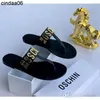 Designer Flip Flip Flip pantofole Hardware Hardware English Herring Wash Slide 2024 Fashion Women Sandals Summer Flat Shoes