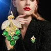Pins Broches damesmode retro groen kristal druif vrouwen luxe goud kleur zirkoon legering plant broche veiligheidsspeld G230529