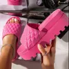 Pantoufles femmes été semelles épaisses tissées sandales lumière plat filles couleur unie gelée diapositives mode mignon Amaizing chaussures 220708