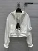 23SS 재킷 여자 디자이너 의류 인쇄 큰 주머니 후드가있는 반 지퍼 긴 소매 짧은 스타일 선 스크린 옷 하이