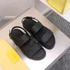 18Model 2023 Yeni Tasarımcı Platformu Yumuşak Eva Terlik Erkekler Moda Flip Flops Unisex House Ayakkabıları Banyo kaymaz slaytlar kapalı açık sandalet