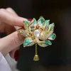 Pins broszki damskie moda kryształ perłowy lotus luksusowy złoty emalia z cyrkonem strzały brooch brooch broch broń g230529