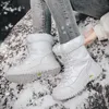 Nuovi stivali da neve invernali da donna Stivali femminili impermeabili antiscivolo caldi Scarpe da donna in cotone che migliorano l'altezza delle donne di moda all'aperto