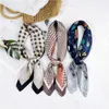 Bufandas 70X70CM Pañuelo de diseñador Estampado cuadrado Bufanda de seda de imitación Chales para damas Cabeza Arrugas de calidad superior