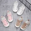 Sandaler Kids Summer Girls Boys Cutout Sneakers Andningsbara barn Sportskor Stängt tå Baby Toddlers Beach Sandalias CSH1374 230601