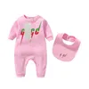 Luxury Born Baby Boy Girl Letter Costume Overallkläder Jumpsuit Kids Bodysuit för Babies outfit Romper outfi Bib 2-Piece Set